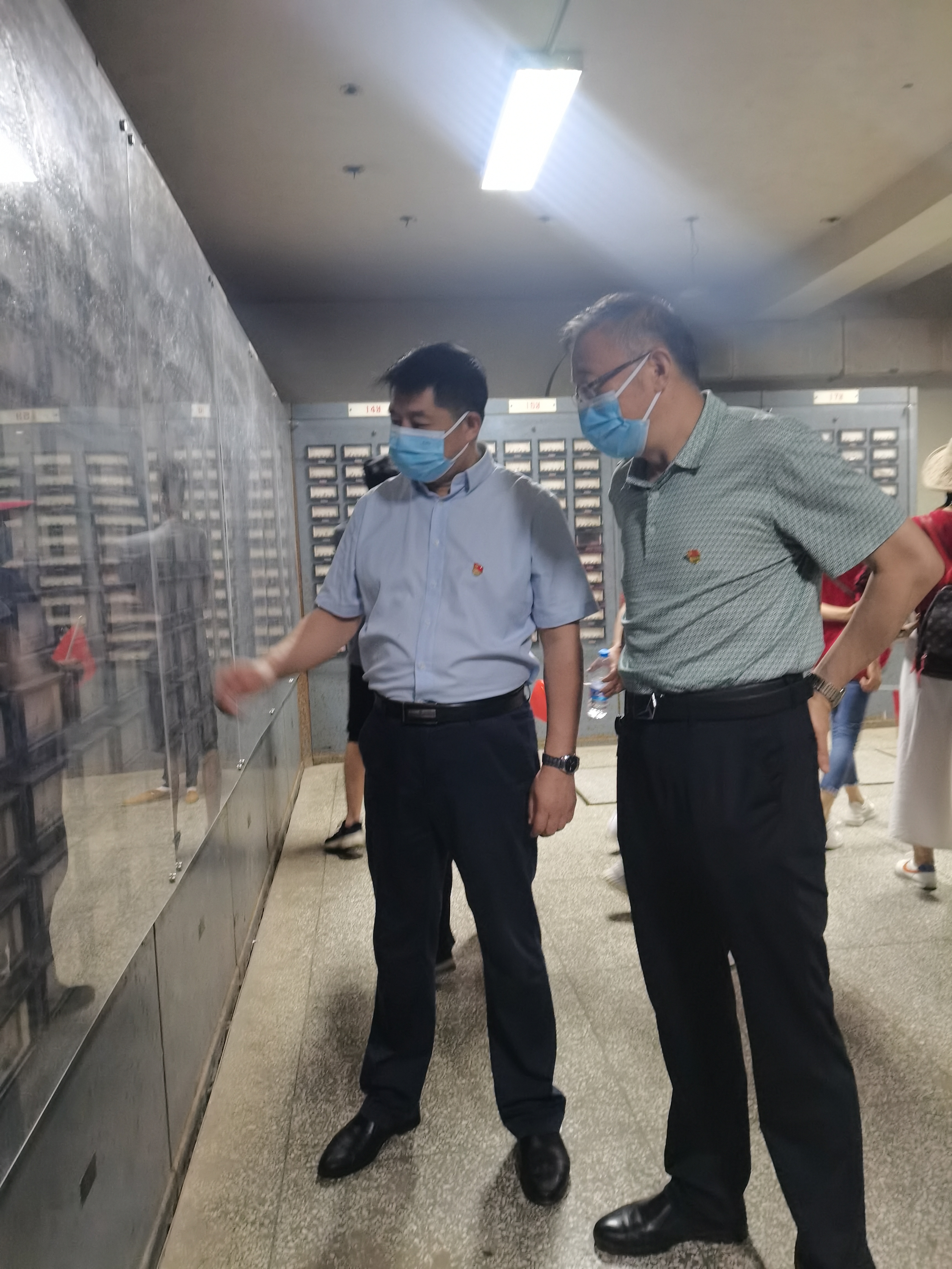 参观816地下核工程仪表室.jpg