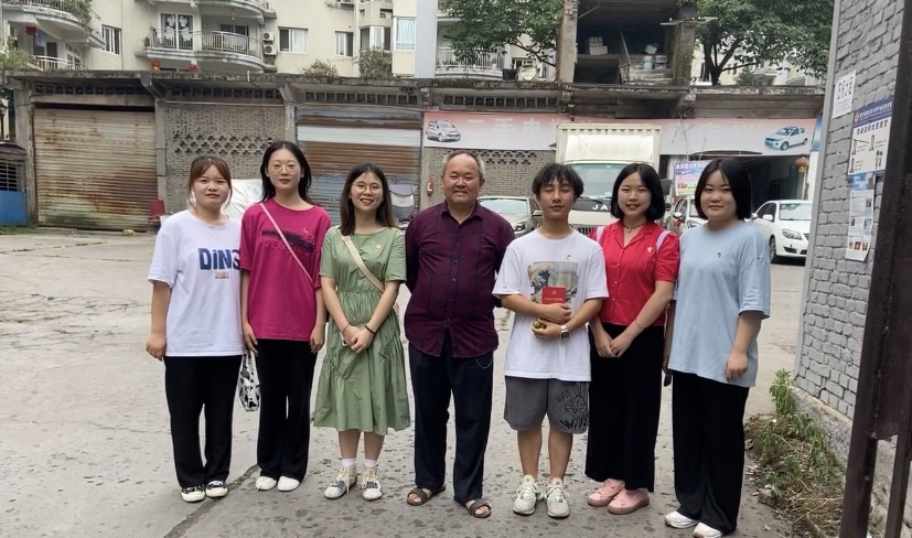 黄应明与入党积极分子合影.png 黄应明与入党积极分子合影.png