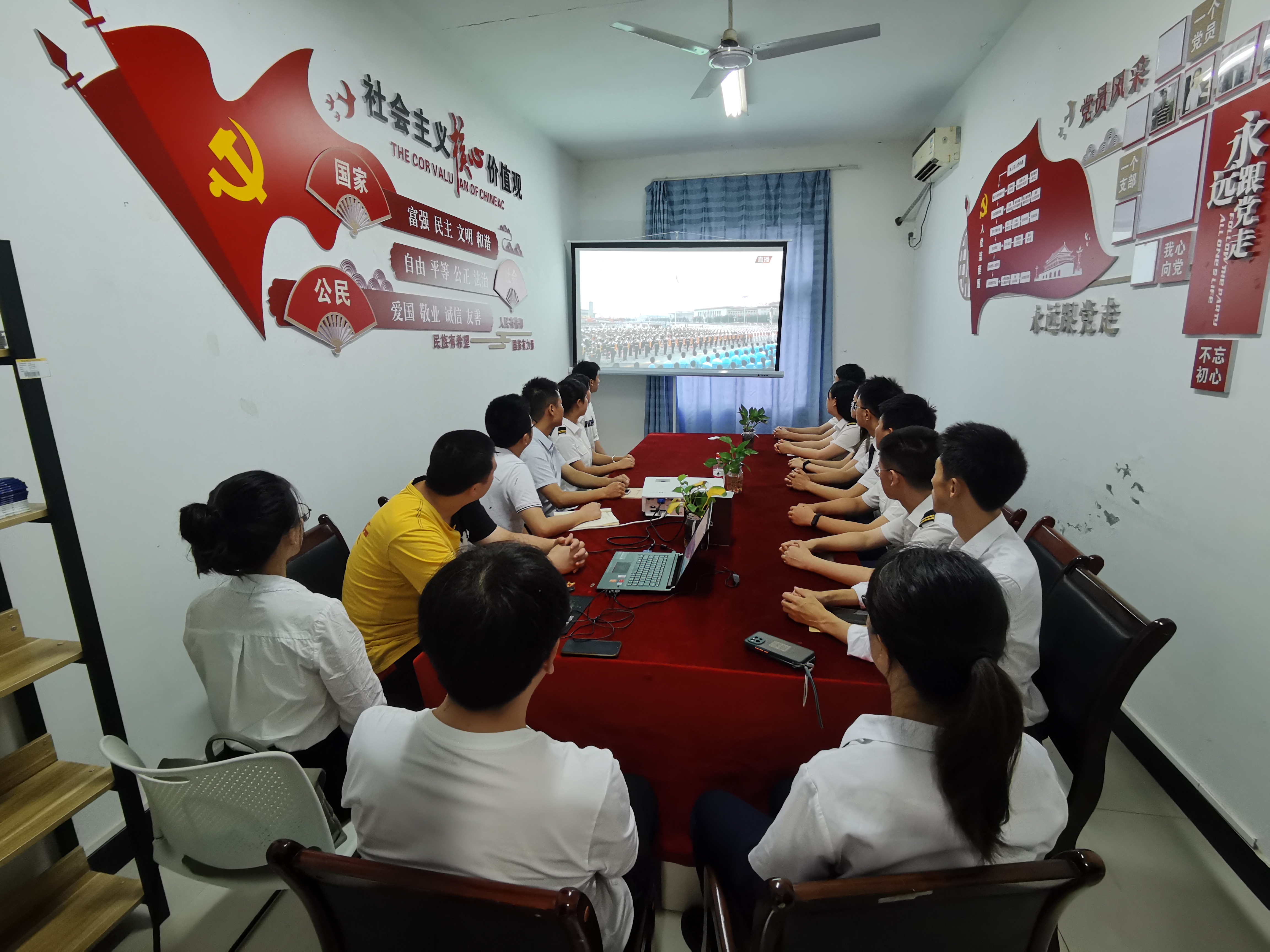 航空学院集中观看.jpg